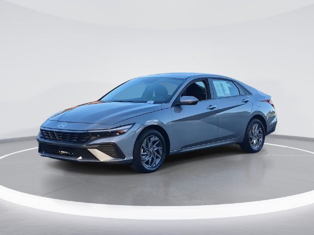 Used 2026 Hyundai Elantra Hybrid FWD image 1
