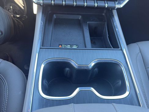 Used 2024 GMC Acadia Elevation image 17