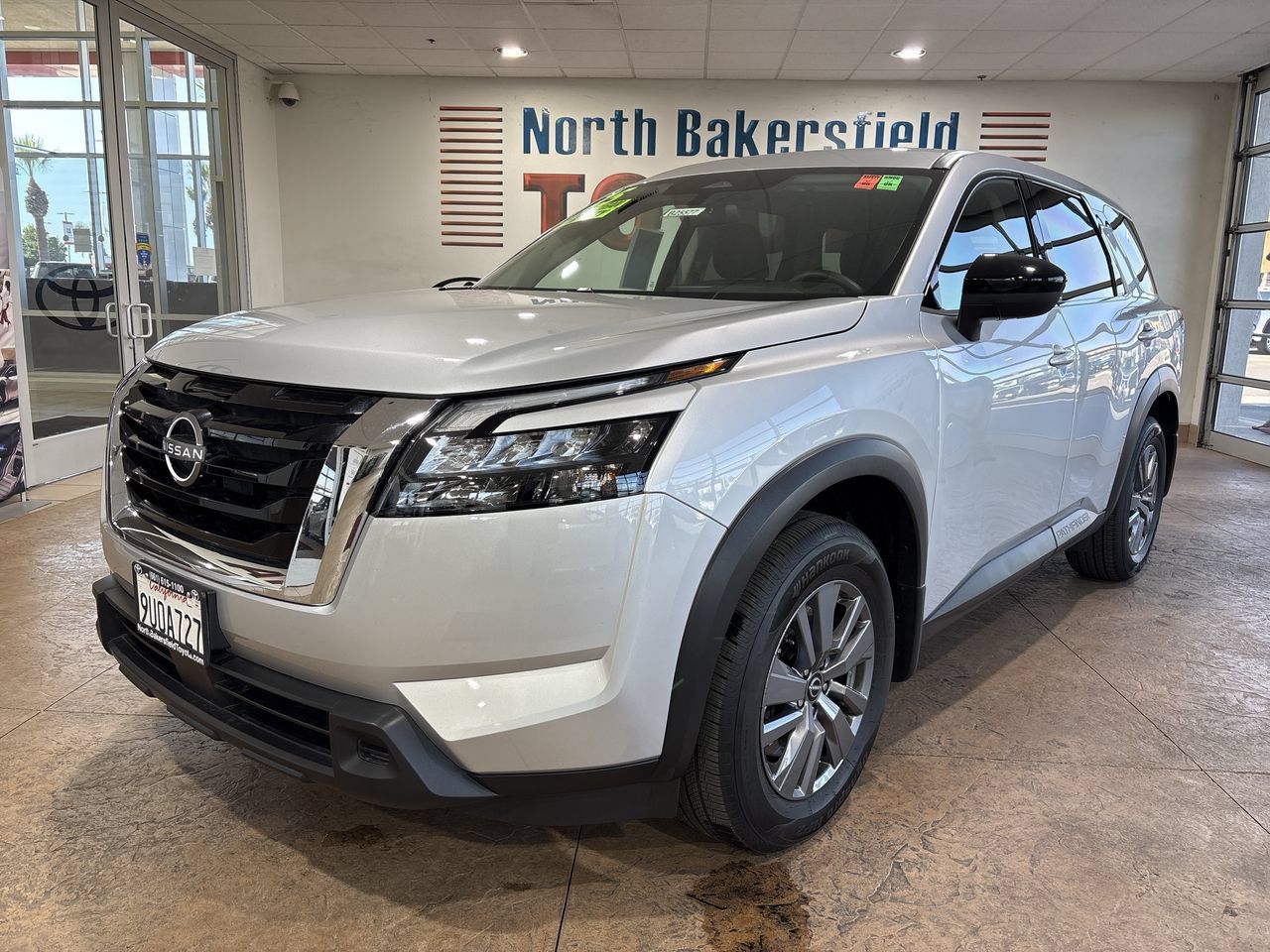 Used 2025 Nissan Pathfinder S FWD image 6