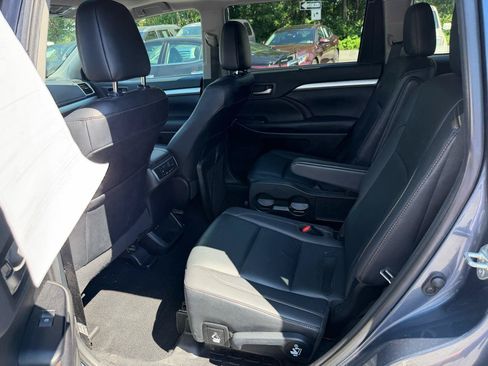 Used 2019 Toyota Highlander XLE AWD/4WD image 12