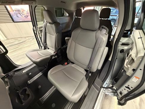 Used 2022 Toyota Sienna XLE image 9