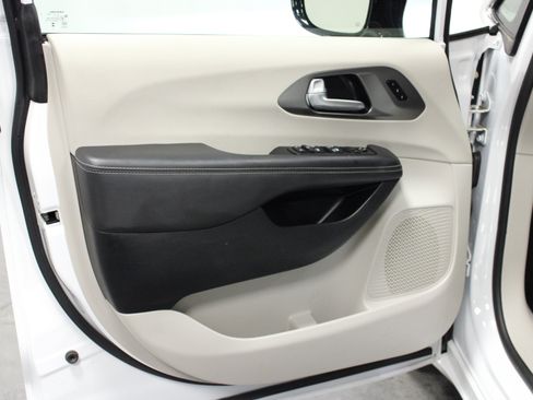 Used 2024 Chrysler Pacifica Touring-L FWD image 11