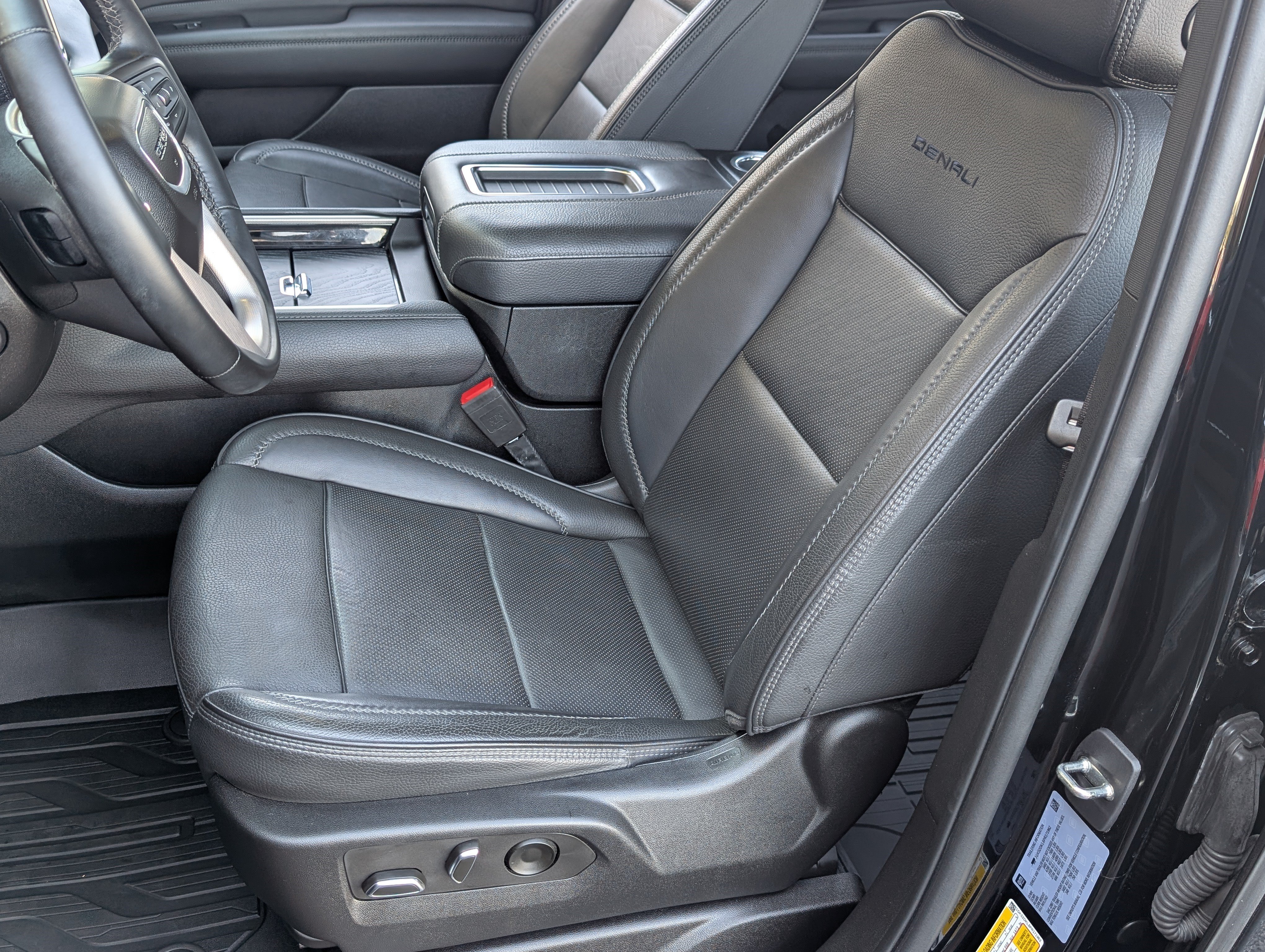 Used 2023 GMC Yukon Denali AWD/4WD image 15