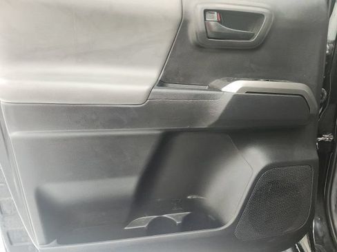 Used 2022 Toyota Tacoma SR5 RWD image 9