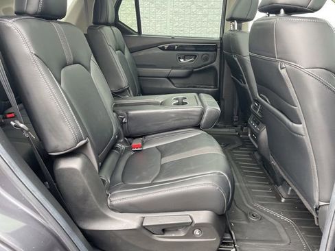 Used 2025 Honda Pilot Touring image 17
