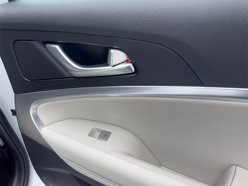 Used 2025 Genesis G70 2.5T image 43