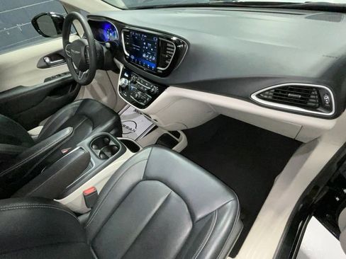 Used 2024 Chrysler Pacifica Touring-L image 14