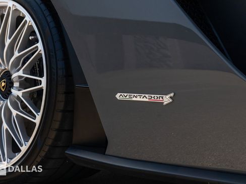 Used 2018 Lamborghini Aventador S image 21