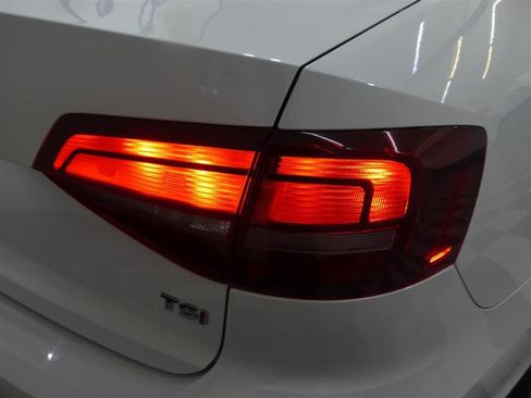 Used 2017 Volkswagen Jetta SE FWD image 16
