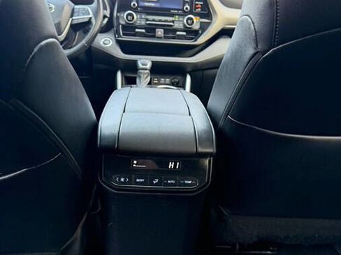 Used 2022 Toyota Highlander XLE image 30