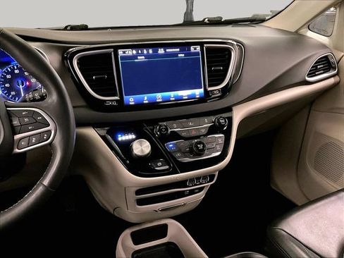 Used 2022 Chrysler Pacifica Touring-L FWD image 6