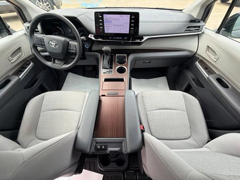 Used 2024 Toyota Sienna LE FWD image 21
