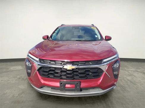 Used 2025 Chevrolet Trax LT w/ LT Convenience Package image 6