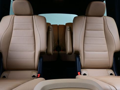 Used 2025 Mercedes-Benz GLS 450 4MATIC image 16