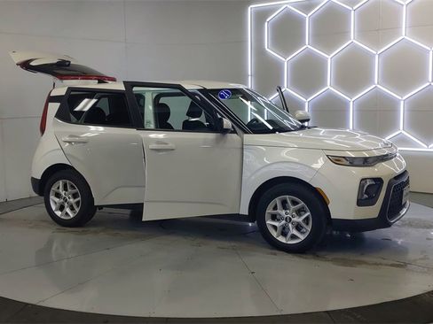 Used 2021 Kia Soul S image 16