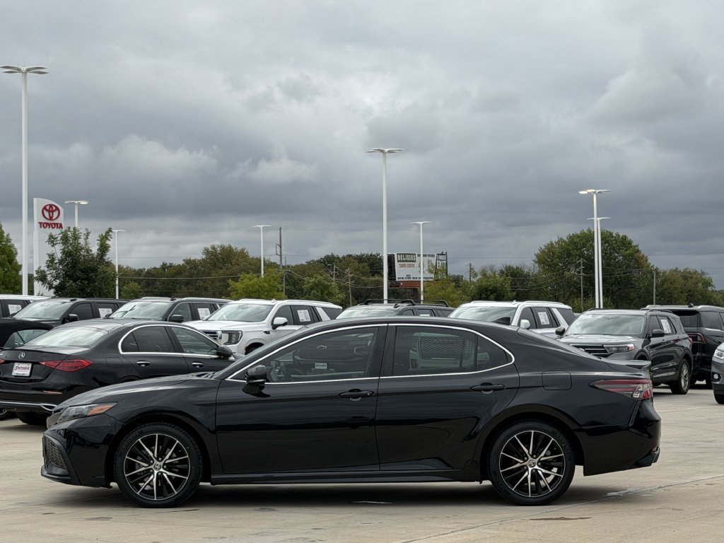Used 2023 Toyota Camry SE FWD image 3