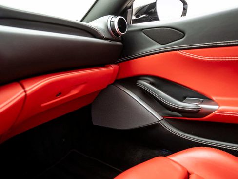 Used 2020 Ferrari Portofino RWD image 28