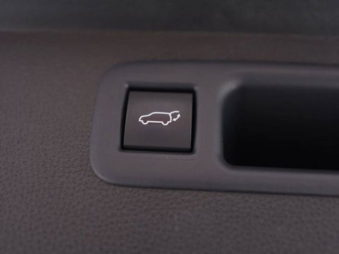 Used 2021 Toyota Highlander XLE AWD/4WD image 46