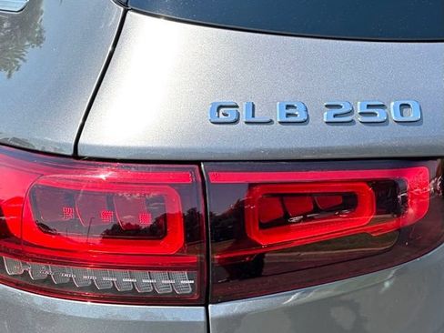 Used 2021 Mercedes-Benz GLB 250 4MATIC image 10