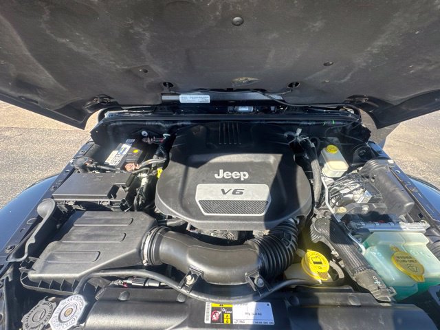 Used 2016 Jeep Wrangler Unlimited Sahara w/ Connectivity Group AWD/4WD image 25