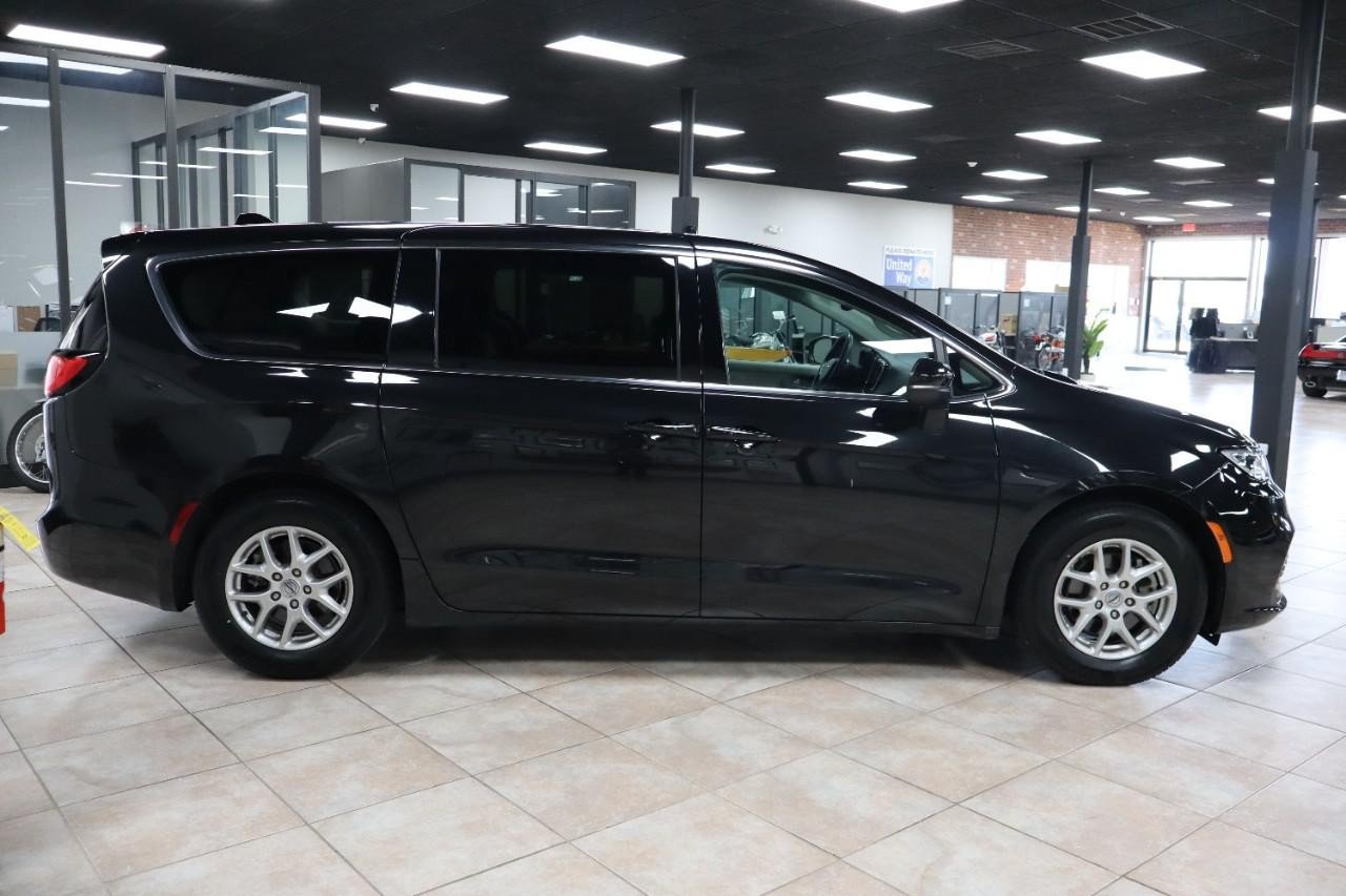 Used 2023 Chrysler Pacifica Touring-L FWD image 7