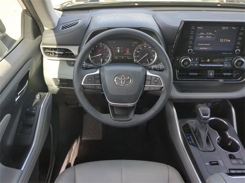 Certified 2022 Toyota Highlander XLE image 16