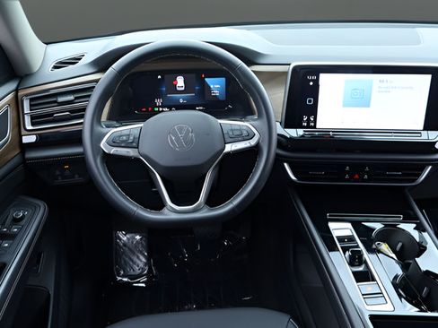 Certified 2025 Volkswagen Atlas SE AWD/4WD image 16