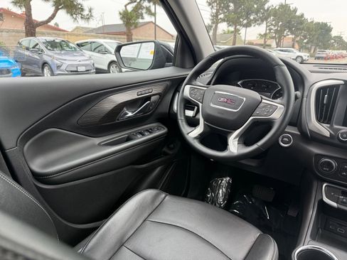 Used 2024 GMC Terrain SLT image 30