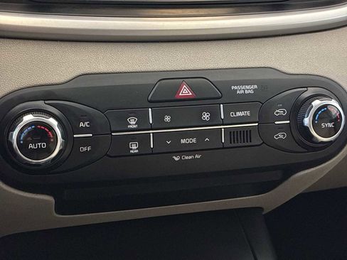 Used 2018 Kia Sorento LX image 16