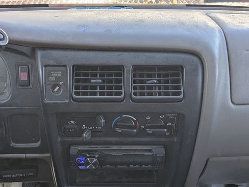 Used 2000 Toyota Tacoma 2WD Regular Cab image 17