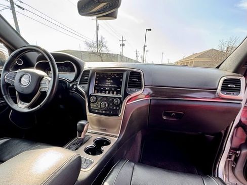 Used 2017 Jeep Grand Cherokee Overland image 13