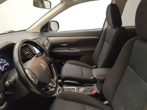 Used 2016 Mitsubishi Outlander SE image 17
