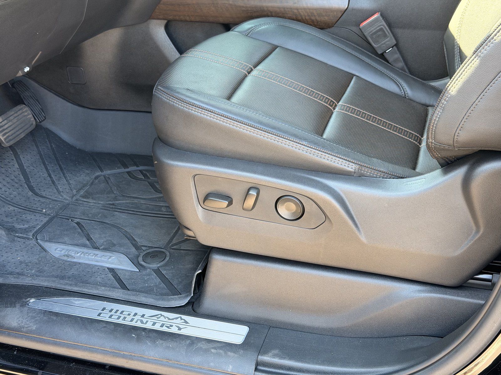 Used 2025 Chevrolet Silverado 1500 High Country w/ High Country Premium Package AWD/4WD image 15