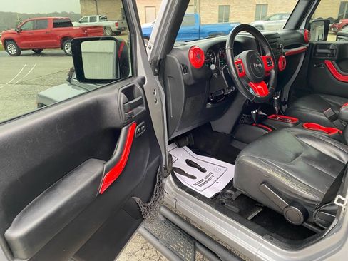 Used 2015 Jeep Wrangler Unlimited Sahara w/ Connectivity Group image 10