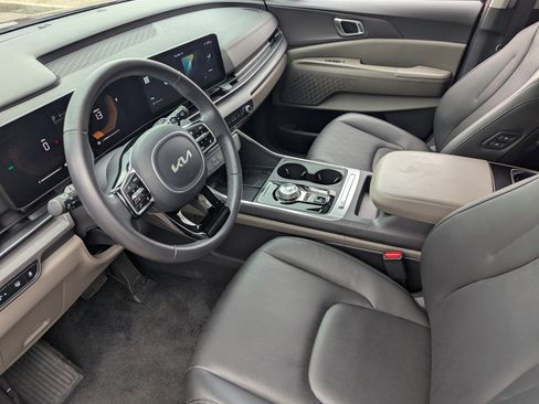 Used 2025 Kia Carnival EX image 19