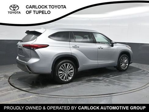 Used 2023 Toyota Highlander Platinum image 3