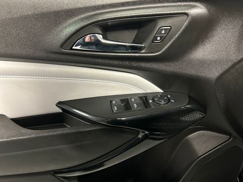 Used 2025 Chevrolet Trax LT w/ LT Convenience Package image 14