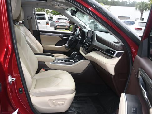 Used 2021 Toyota Highlander Limited FWD image 22