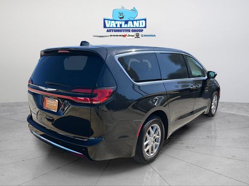 Certified 2024 Chrysler Pacifica Touring-L image 5