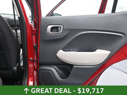 Used 2025 Hyundai Venue SEL FWD image 21