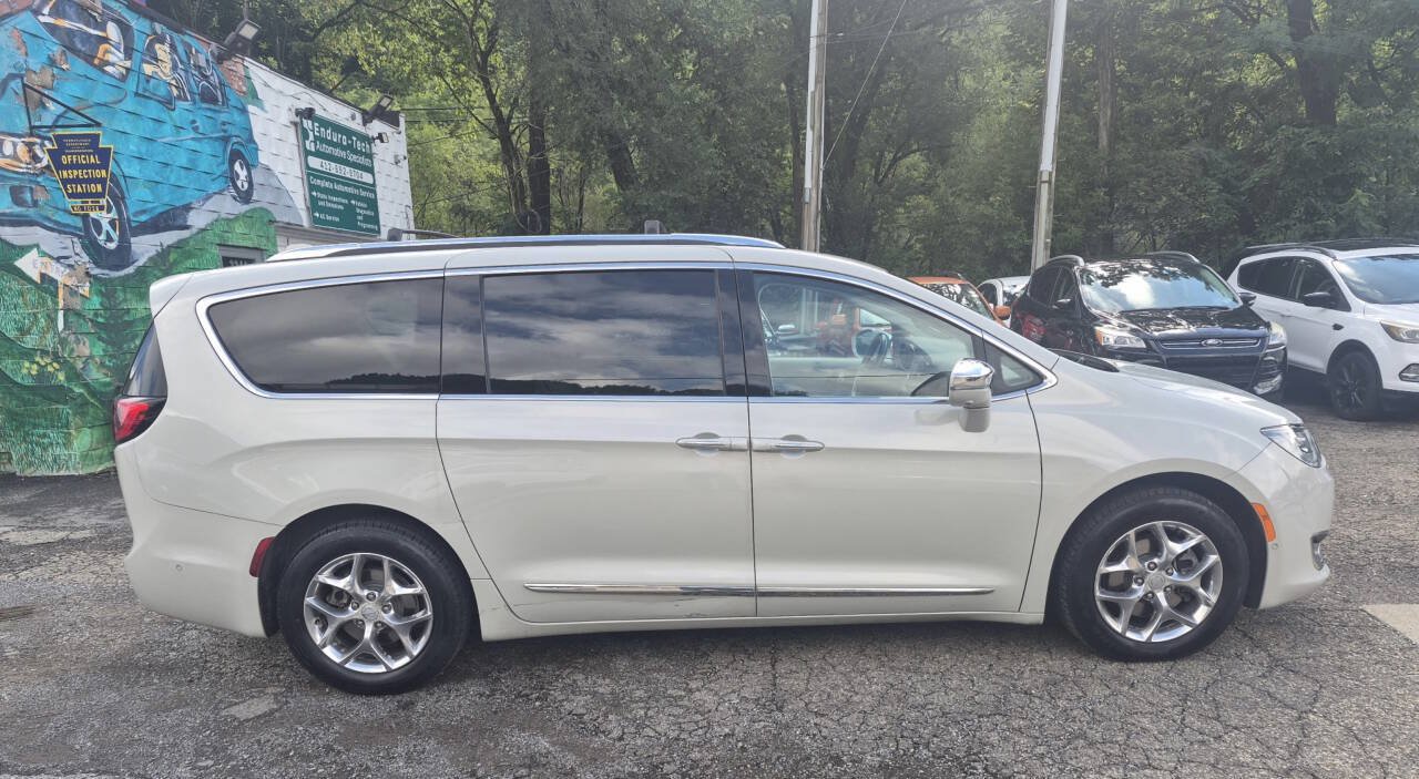 Used 2017 Chrysler Pacifica Limited w/ UConnect Theater Package FWD image 1