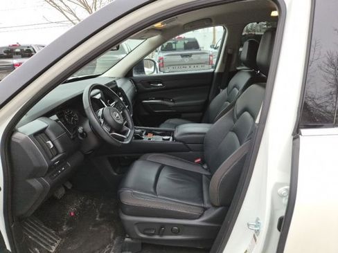 Used 2024 Nissan Pathfinder SL w/ Black Appearance Package image 16