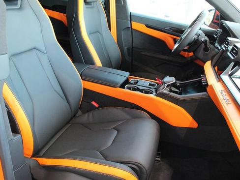 Used 2025 Lamborghini Urus SE AWD/4WD image 23