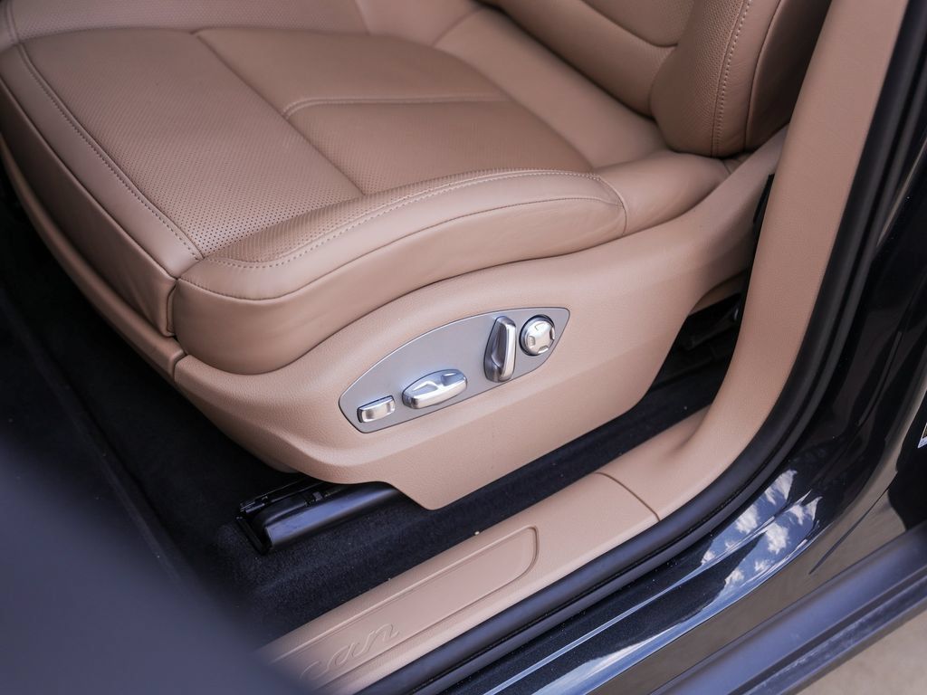 Certified 2026 Porsche Macan AWD/4WD image 13