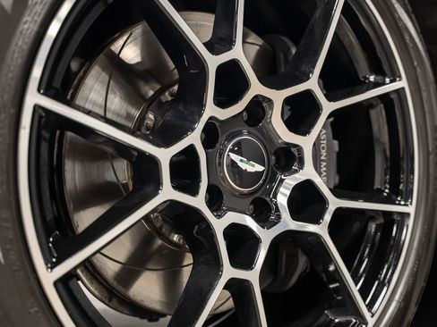 Used 2021 Aston Martin DBX image 6