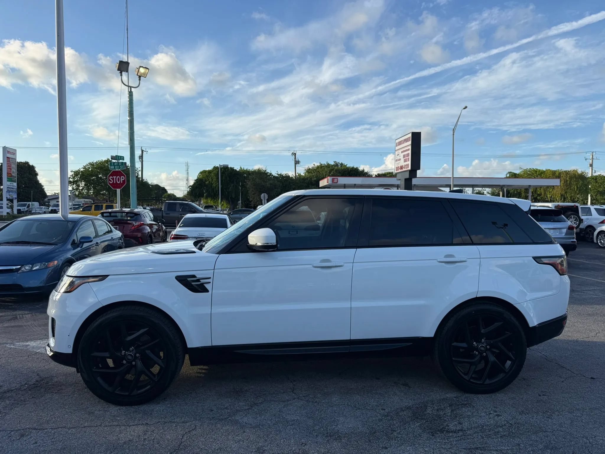 Used 2018 Land Rover Range Rover Sport HSE AWD/4WD image 2