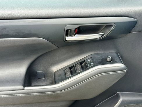 Used 2021 Toyota Highlander XLE image 18
