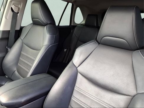 Used 2019 Toyota RAV4 Limited image 16