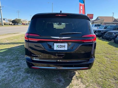 Certified 2024 Chrysler Pacifica Touring-L image 6
