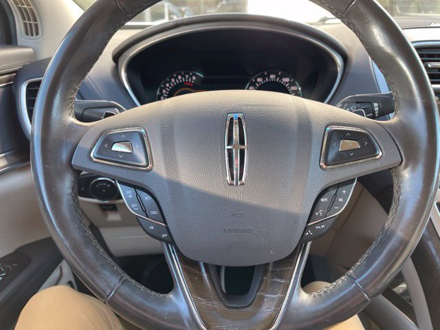 Used 2017 Lincoln MKX Reserve w/ Cargo Utility Package FWD image 4